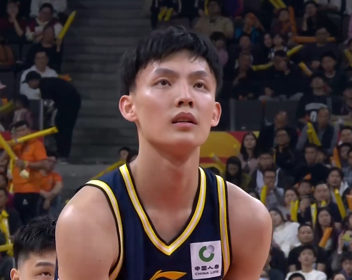 博万体育-广东宏远今日早报！徐杰无缘最佳阵容，新大外迎首秀，胡明轩轮休